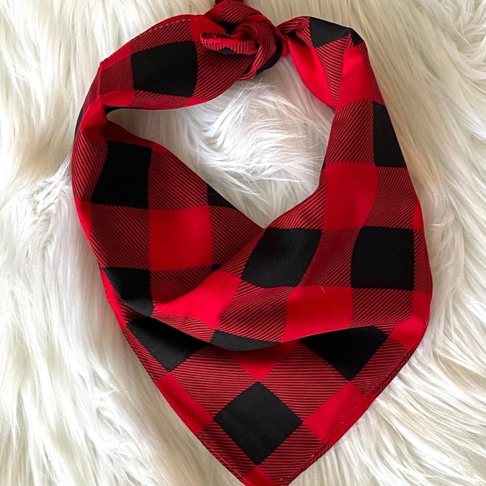 Women’s Buffalo Plaid Print Neck Scarf.